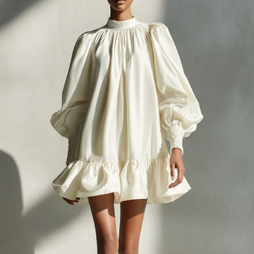 Satin-Minikleid mit Puffärmeln und Rüschen