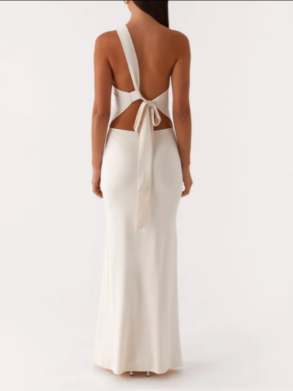 Metal buckle one-shoulder tie dress